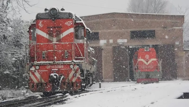 長鳴 N 東風7C型柴油機車