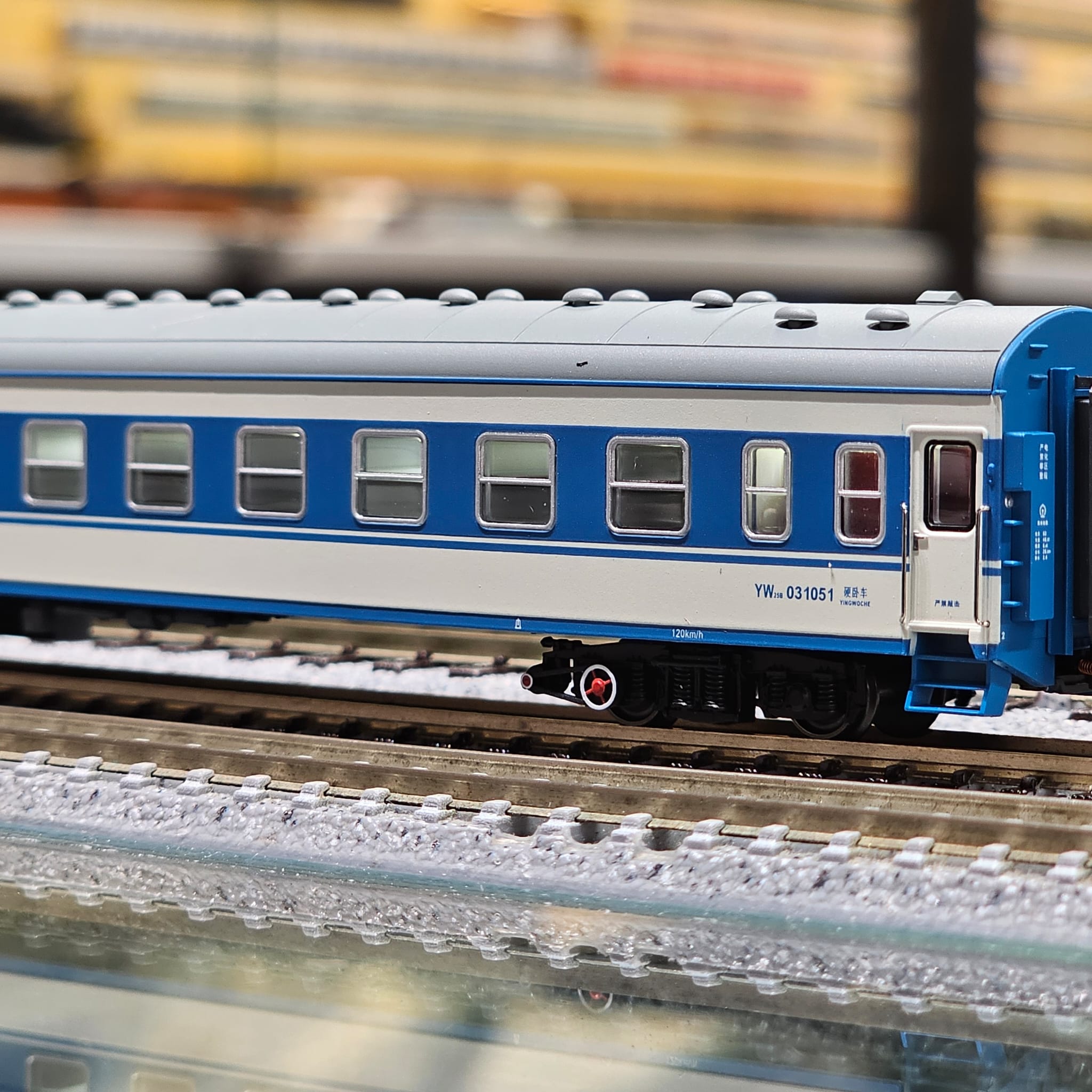 長嗚 25B 單節特塗客車 車號車款隨機 3 長嗚 25B 單節特塗客車 車號車款隨機