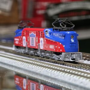 Alternative view of KATO 137-2015 GG1 Conrail #4800 Bicentennial