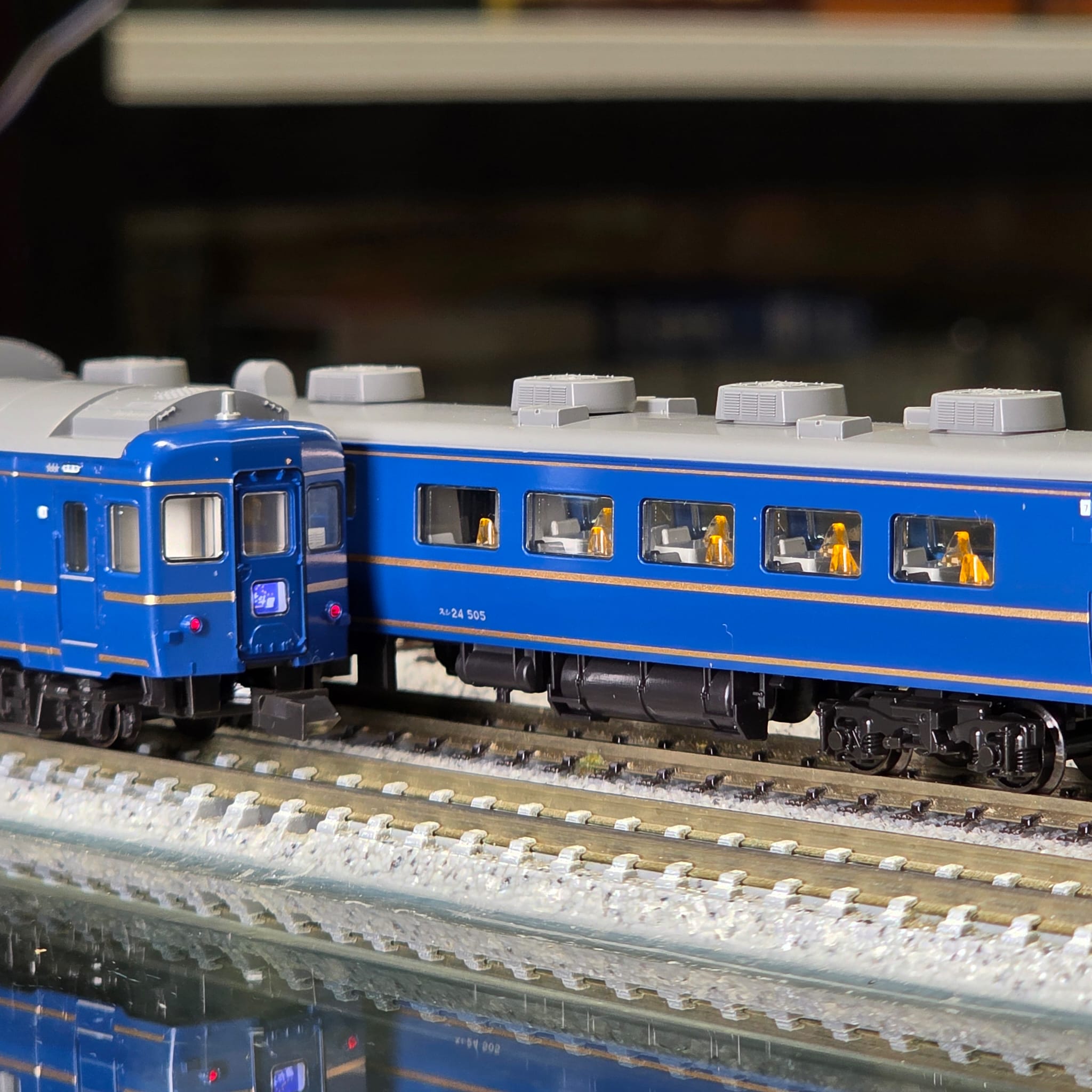 KATO 24系寢台特急「北斗星」〈豪華編成〉12輛 連 上野-青森 段牽引機車套裝+車廂燈 3 KATO 24系寢台特急「北斗星」〈豪華編成〉12輛 連 上野-青森 段牽引機車套裝+車廂燈