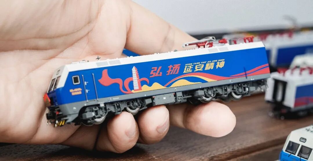 <新品預訂> 長嗚 HXD1 N比例 新品 "藍精靈" 和諧1型電力機車