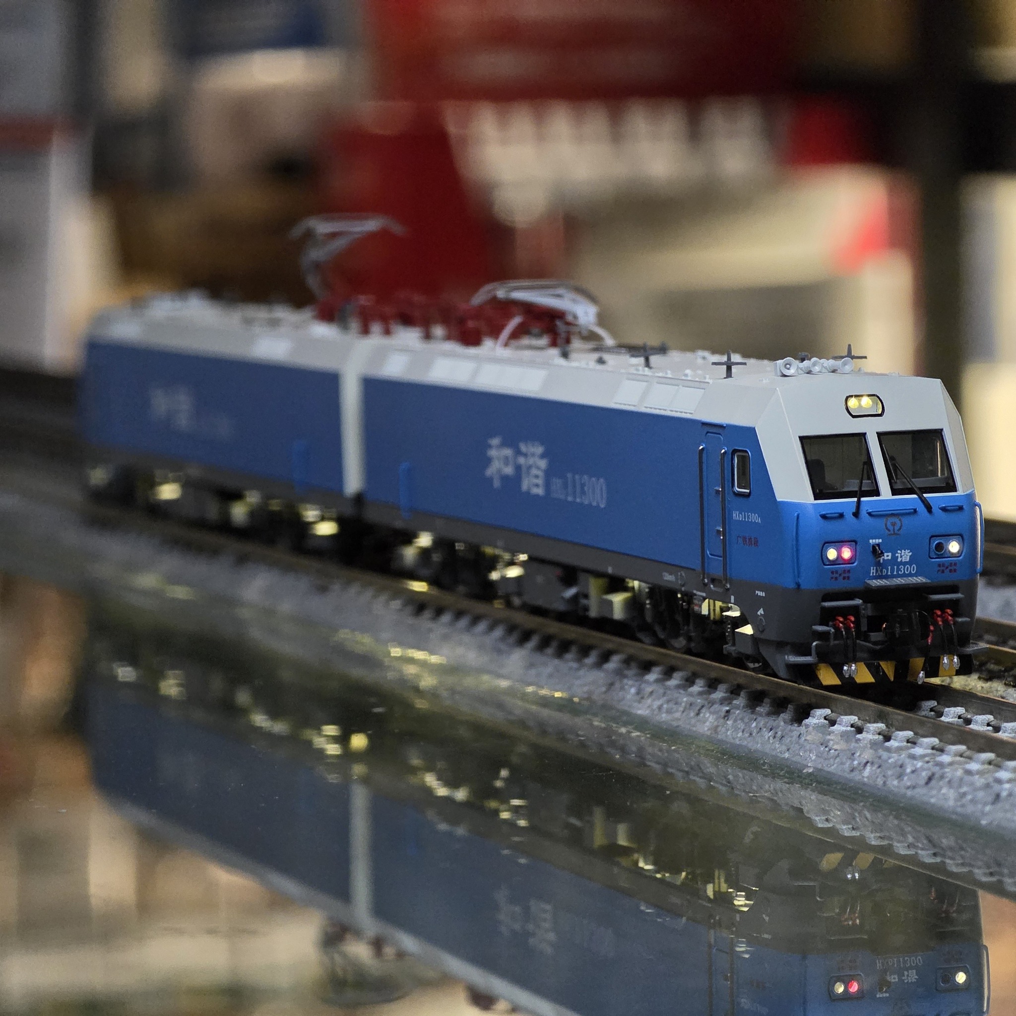 長嗚 HXD1 N比例 新品 "藍精靈" 和諧1型電力機車 2 長嗚 HXD1 N比例 新品 "藍精靈" 和諧1型電力機車