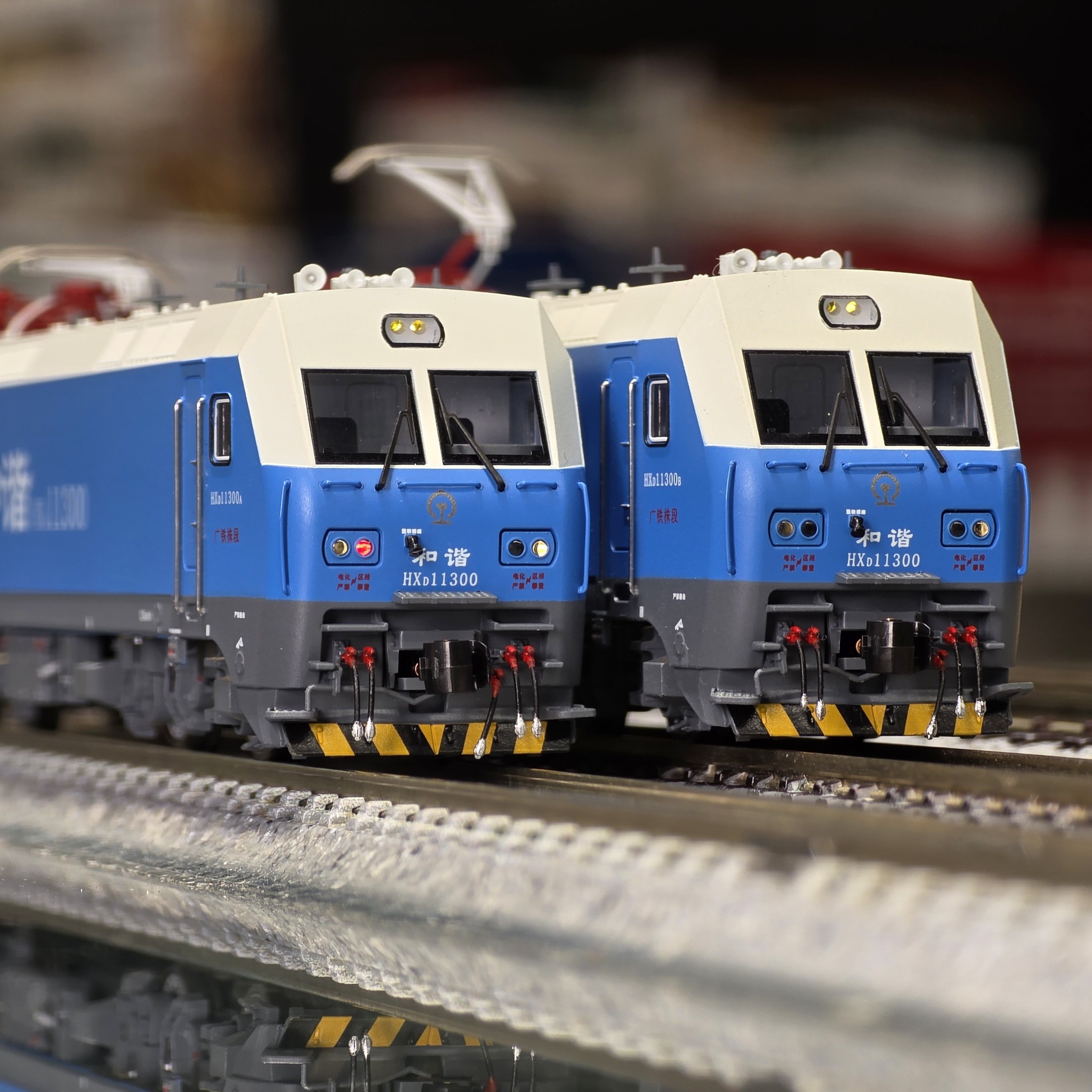 長嗚 HXD1 N比例 新品 "藍精靈" 和諧1型電力機車 1 長嗚 HXD1 N比例 新品 "藍精靈" 和諧1型電力機車