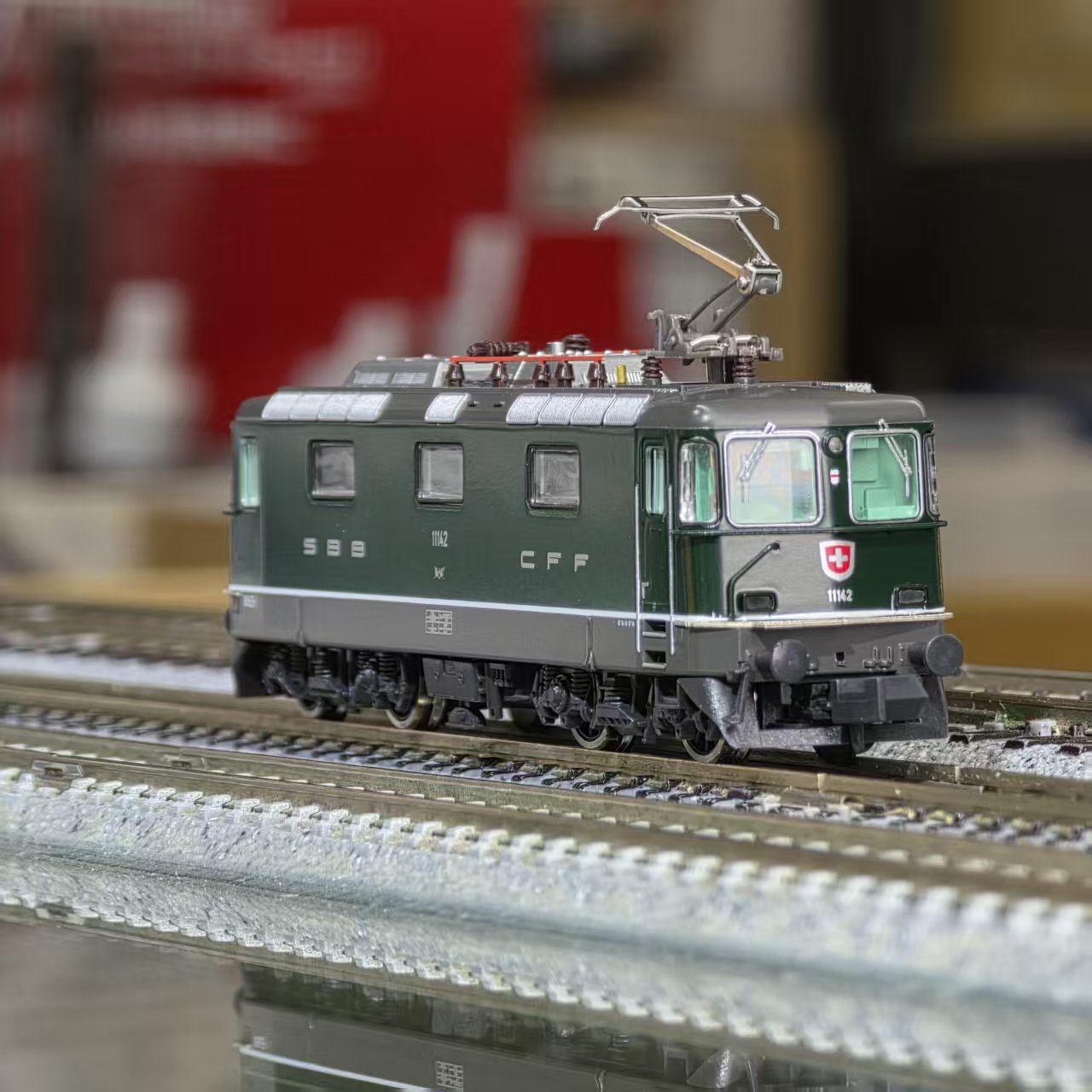 HOBBYTRAIN H3031 瑞士聯邦鐵路(SBB)Re 4/4 II 形電力機關車 11142 號機綠色塗裝 1 HOBBYTRAIN H3031 瑞士聯邦鐵路(SBB)Re 4/4 II 形電力機關車 11142 號機綠色塗裝 扣除100元訂金補款連接