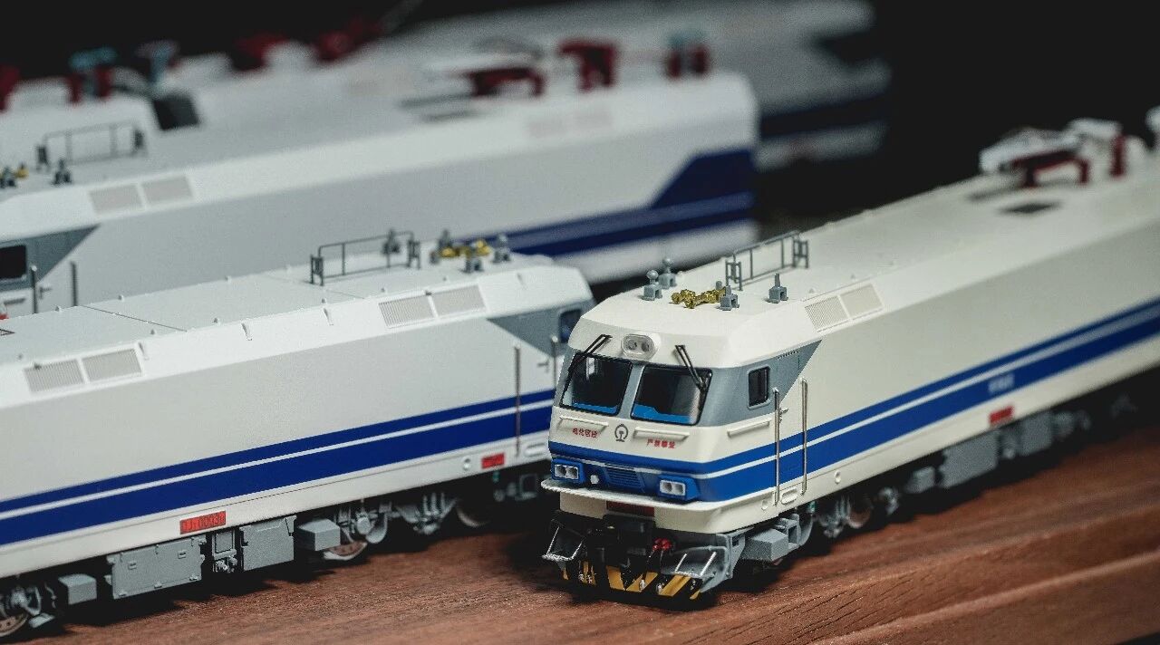 <新品預訂> 中車長鳴 N DJ1型電力機車 (白天鵝)