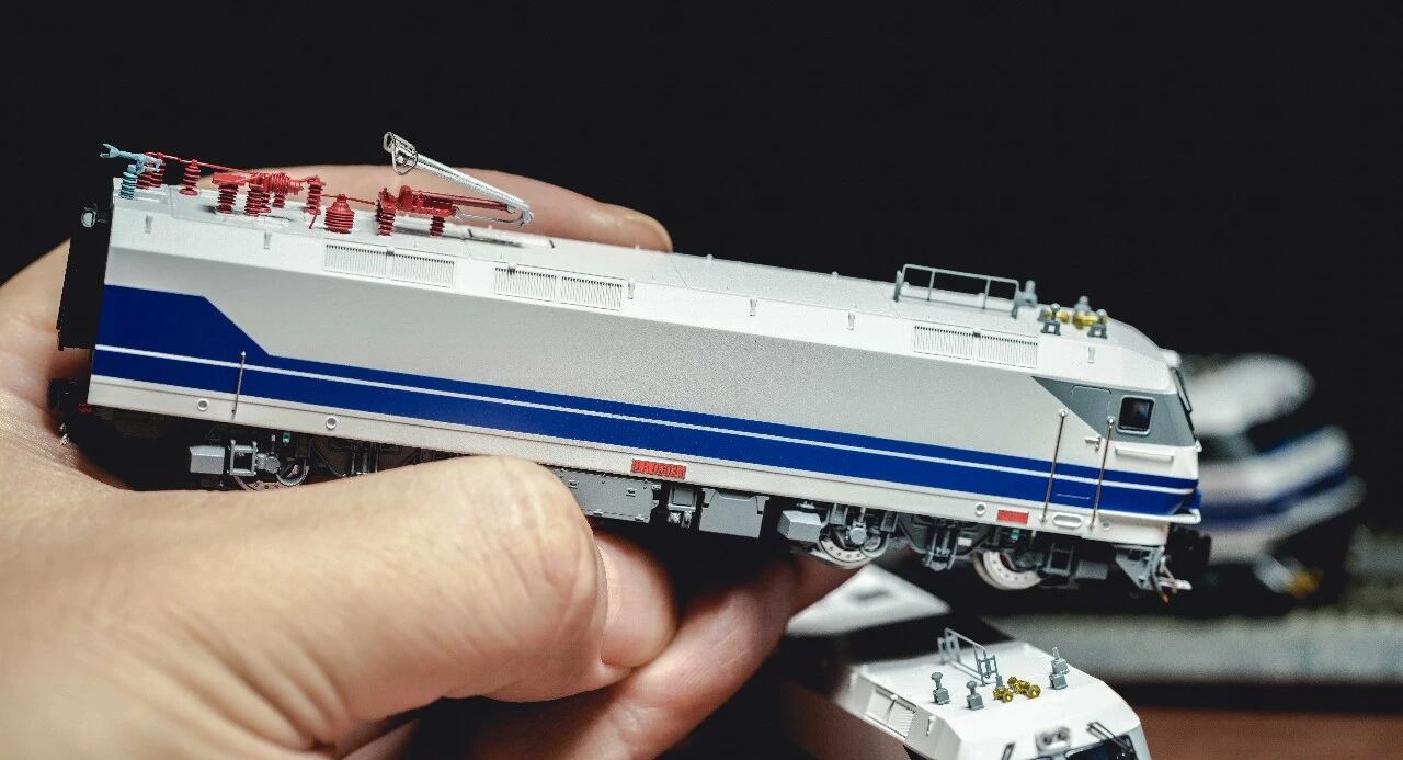 <新品預訂> 中車長鳴 N DJ1型電力機車 (白天鵝)